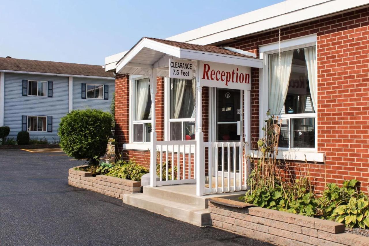 Super 8 By Wyndham Pembroke Exterior foto