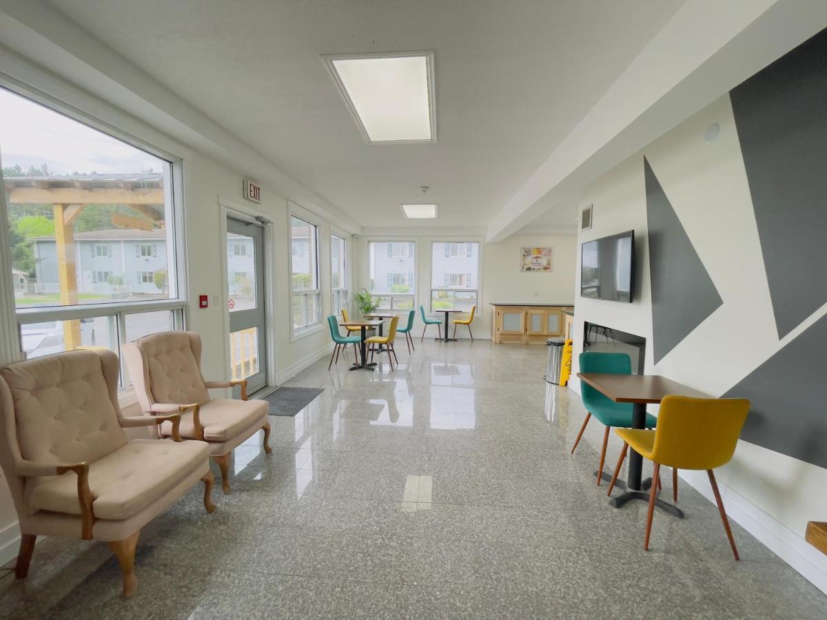 Super 8 By Wyndham Pembroke Exterior foto