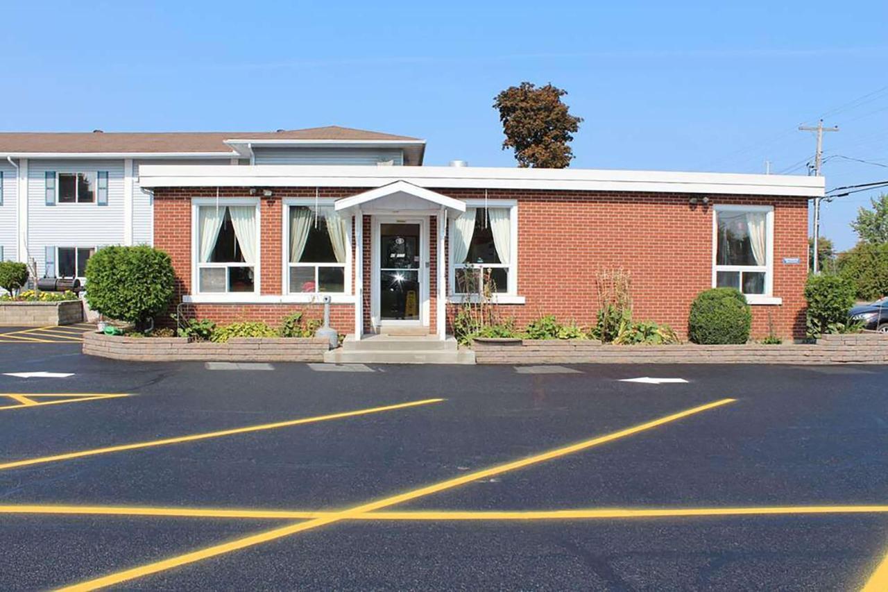Super 8 By Wyndham Pembroke Exterior foto