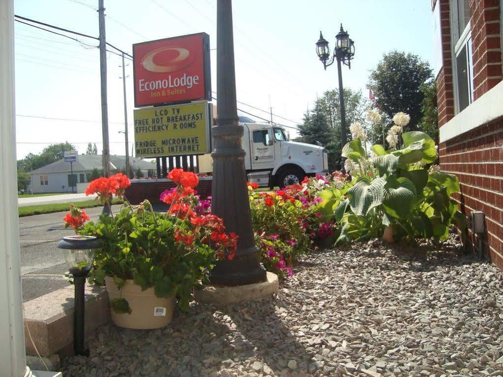 Super 8 By Wyndham Pembroke Exterior foto