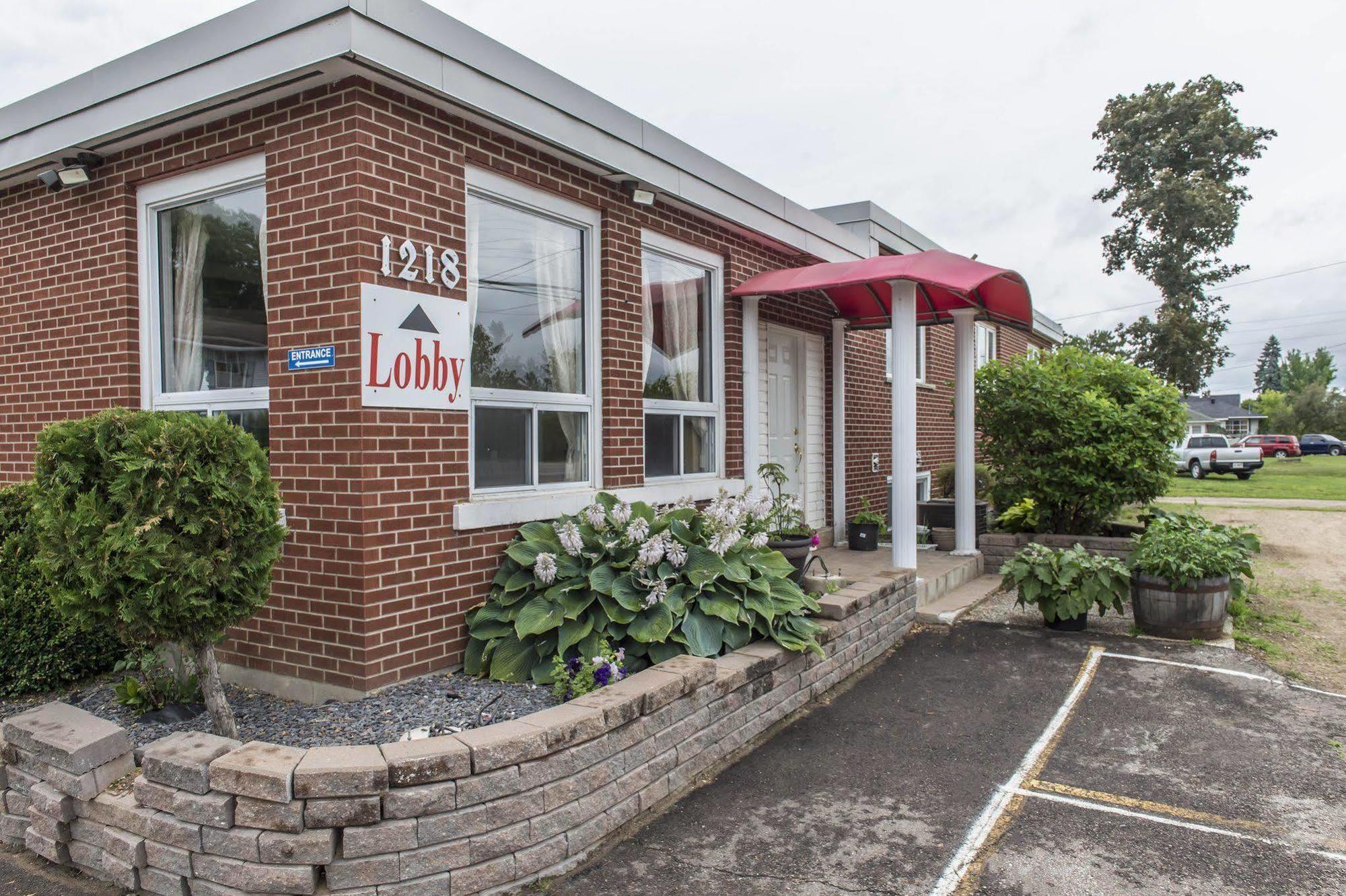 Super 8 By Wyndham Pembroke Exterior foto